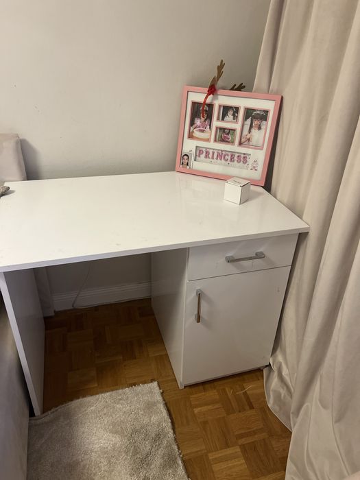 Бяло гланцирано бюро