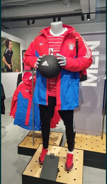 Geaca adidas Fc Bayern editie speciala originala Germania noua S , XS