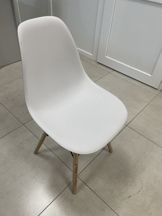 Продам парты, стулья, шкафы и микроволновку