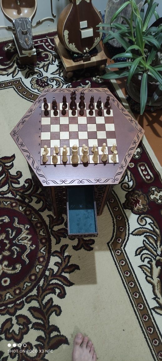 Шахматный столик.