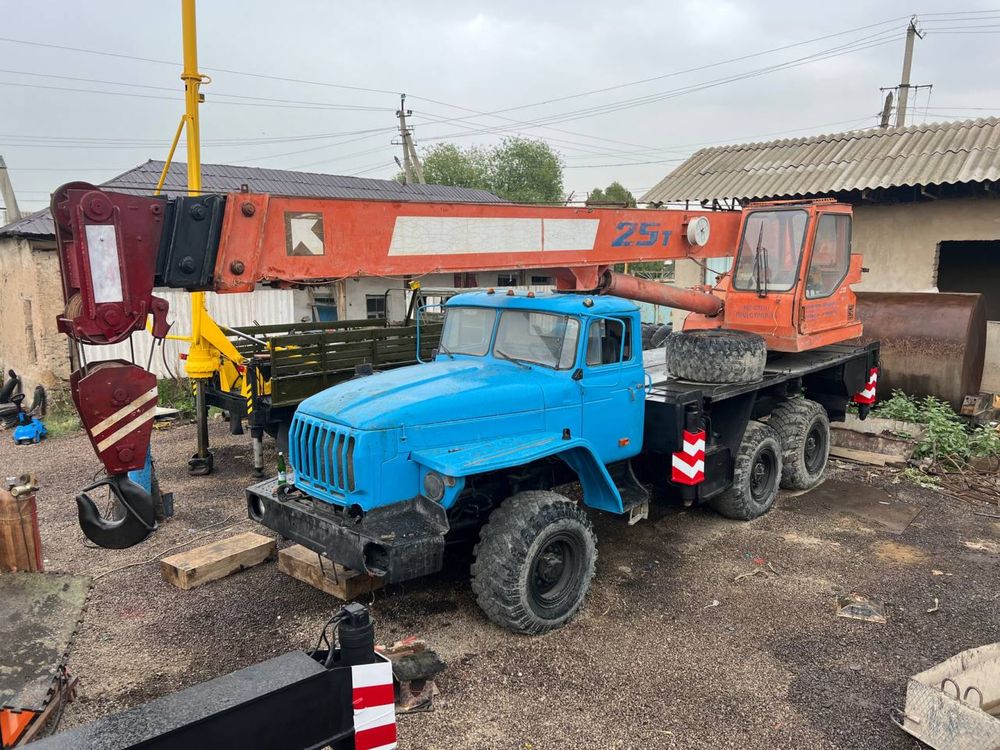 Ural kran vezdixod 25t avtokran