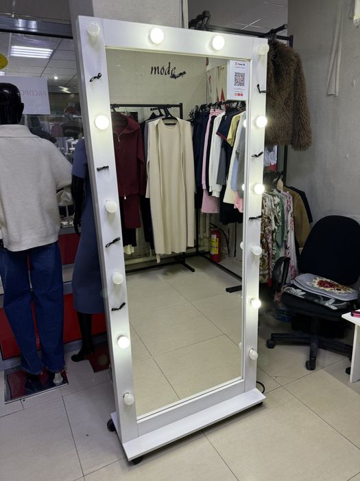 Зеркало с подсветкой на колесиках