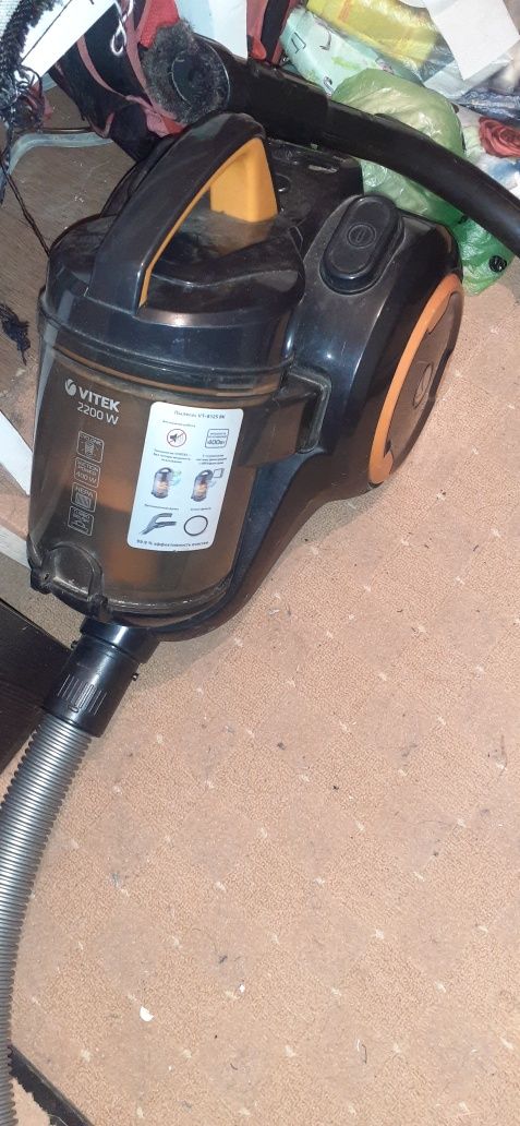 Пылесос Vitek 2200w очень мощный, без шланга и трубы.