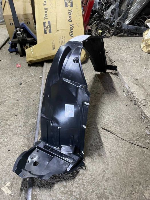 Передний подкрылок на Toyota Corolla 180