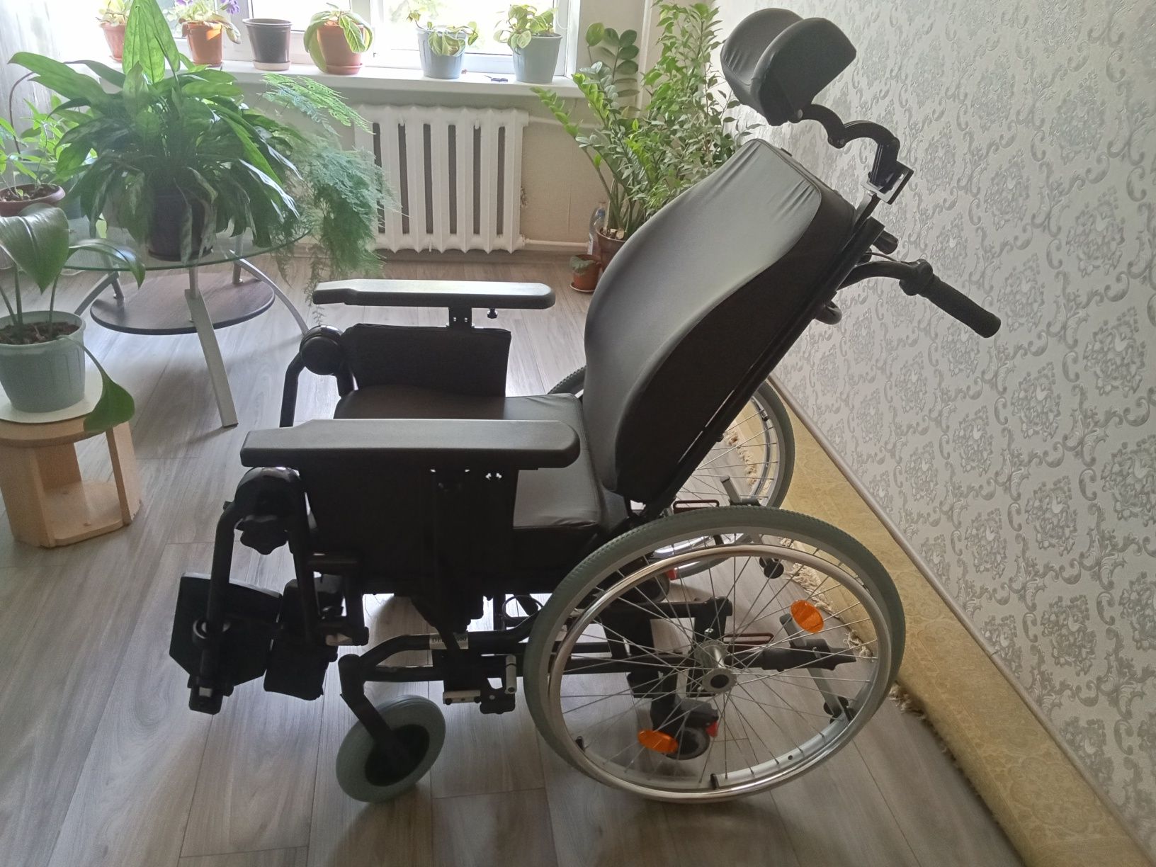 Продам инвалидную коляску новая