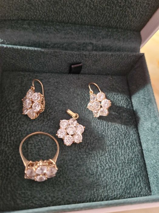 Set bijuterii din aur ( cercei, medalion si inel) greutate 15.8 g.