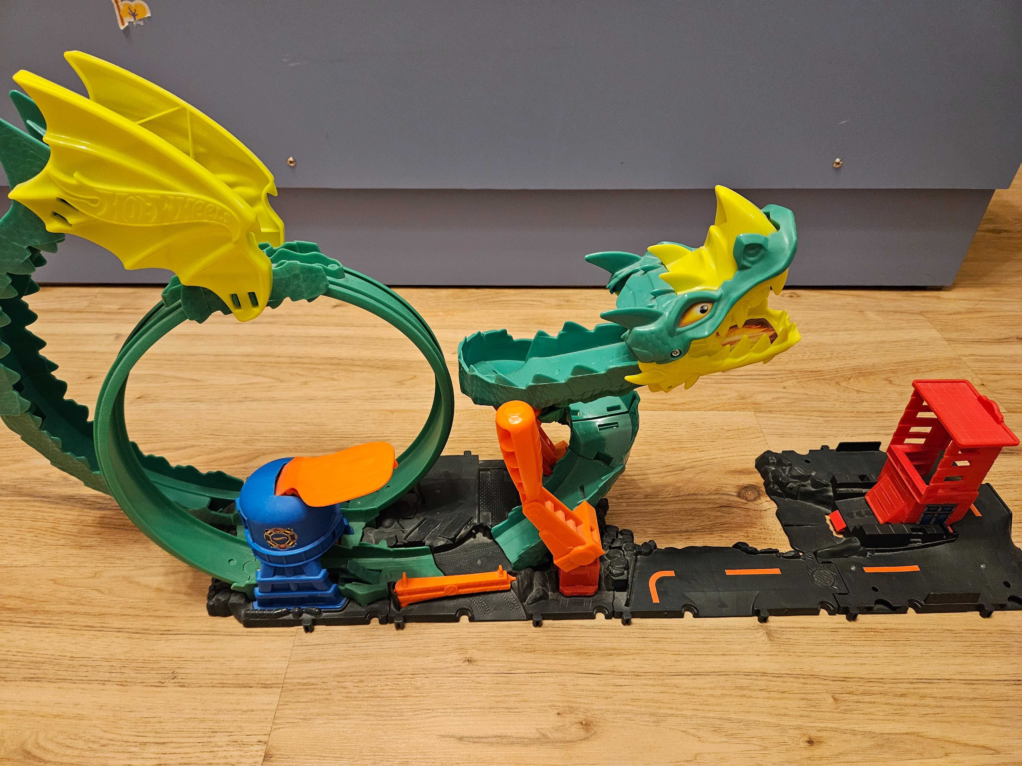 Hot wheels комплект писти, изтрлвачка и гараж/паркинг