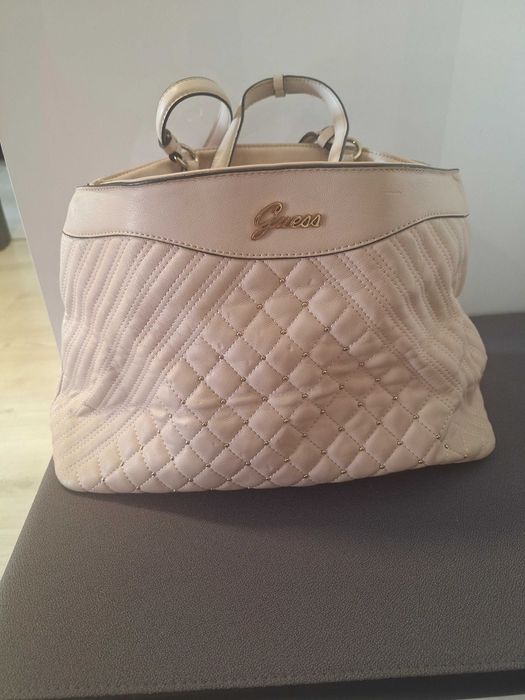 Geanta de dama firma Guess.
