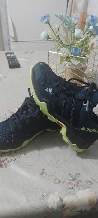 Децки маратонки черните са 28н. ,тъмно сините с зелено28н.