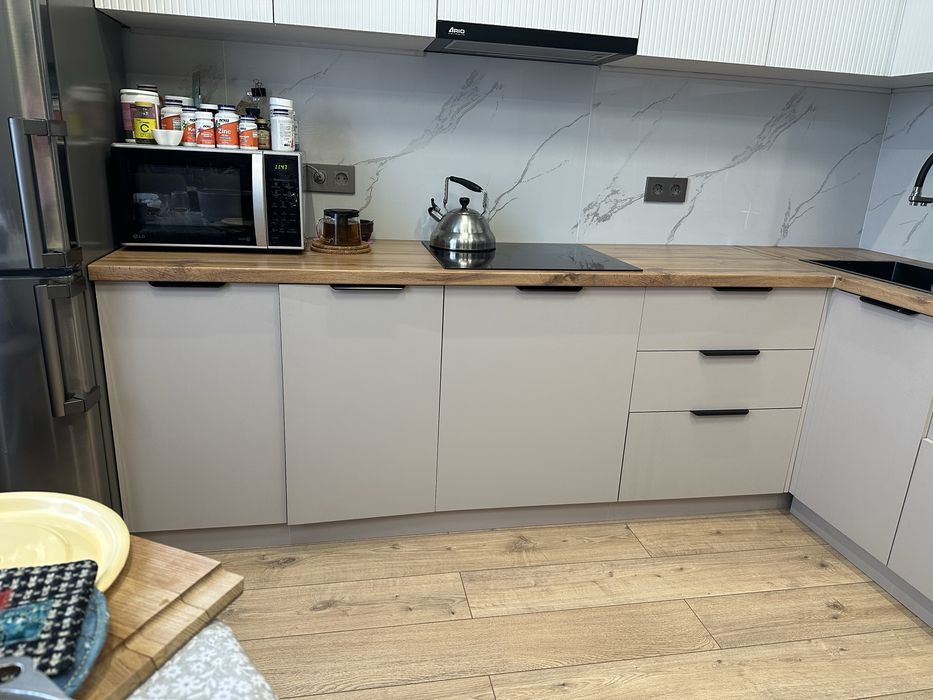 Кухня ( только нижняя часть)+ варочная поверхность и раковина