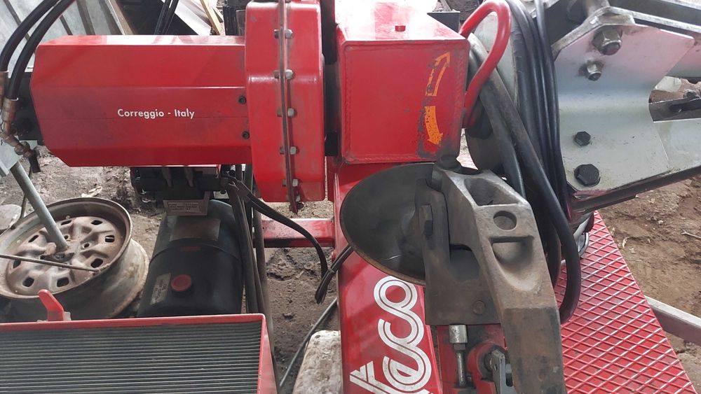 Masina dejantat anvelope camioane Teco 54 aproape noua