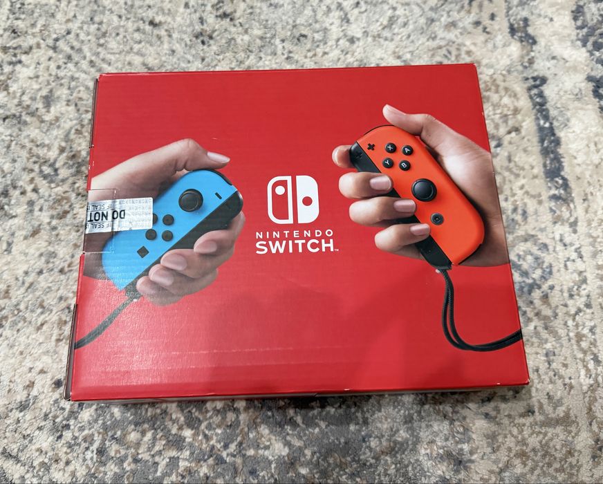 Nintendo Switch – nou, sigilat (model Joy-Con roșu & albastru)