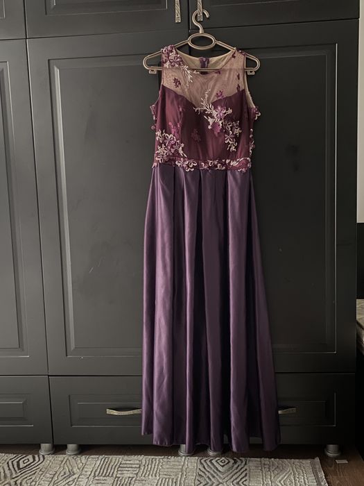 Vând rochie de seară mov cu model floral în partea de sus