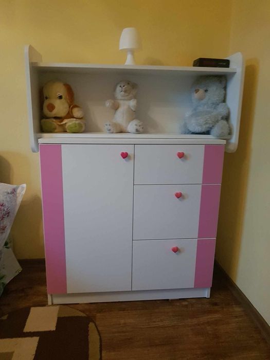 Dormitor alb-roz pentru fetite