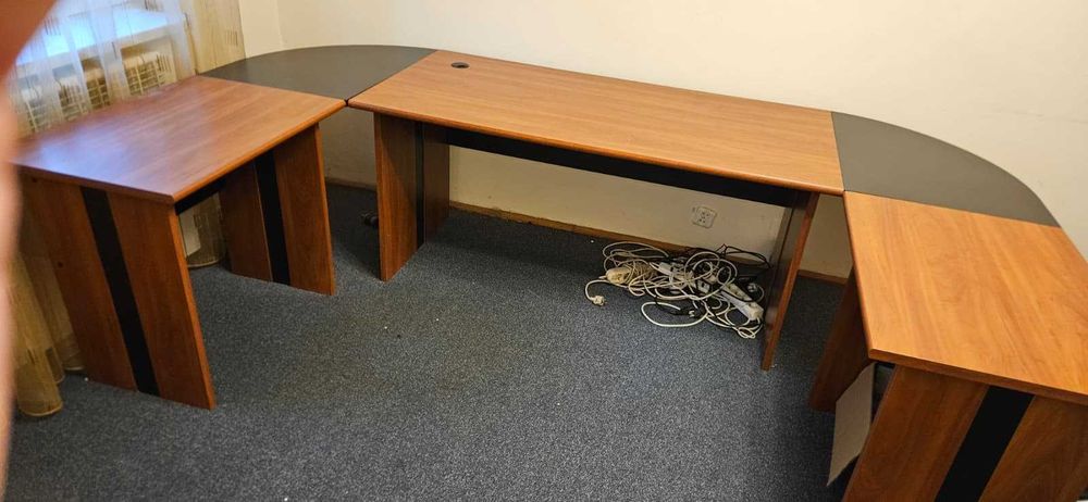 Vand doua birouri cu anexe