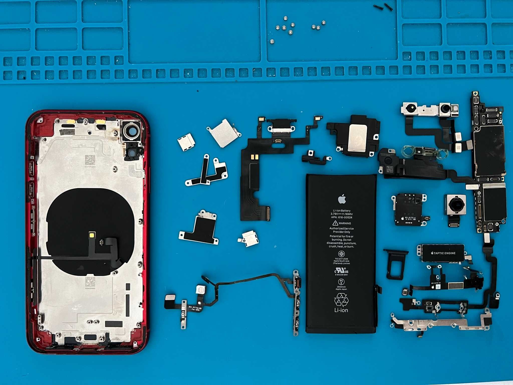 iPhone XR на части