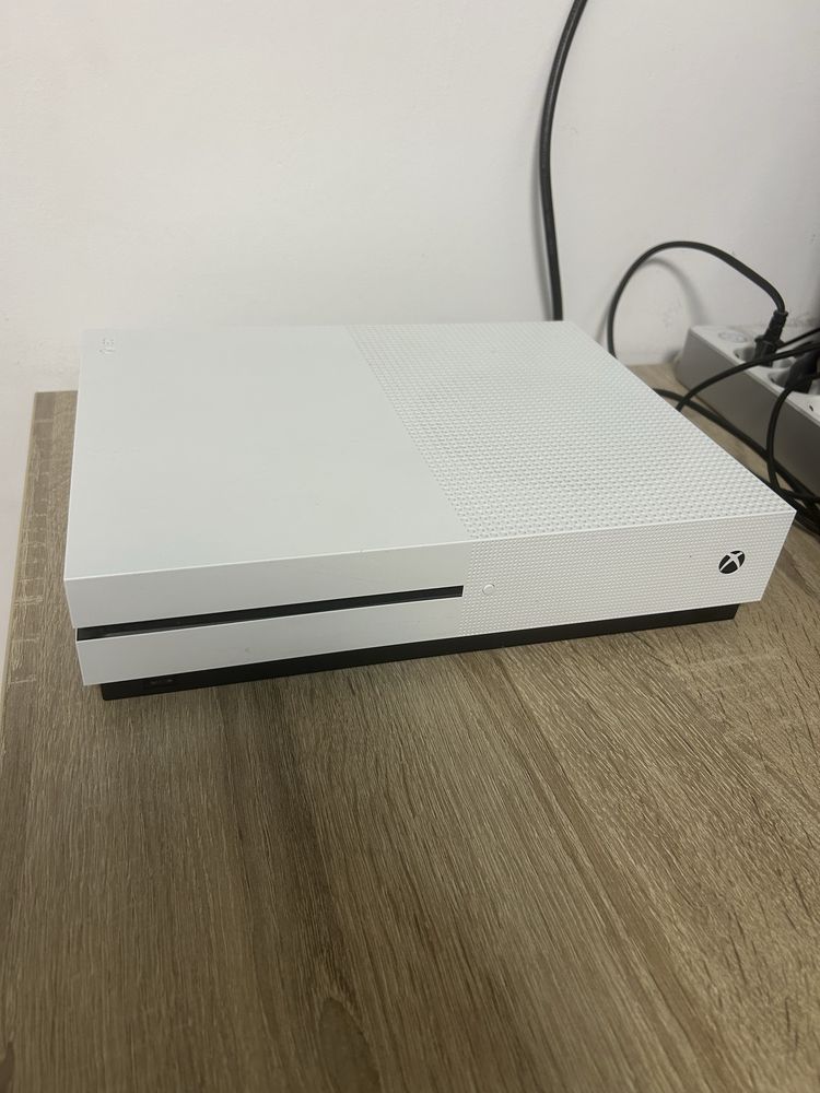 Vand Xbox one 2 controlare+14 jocuri