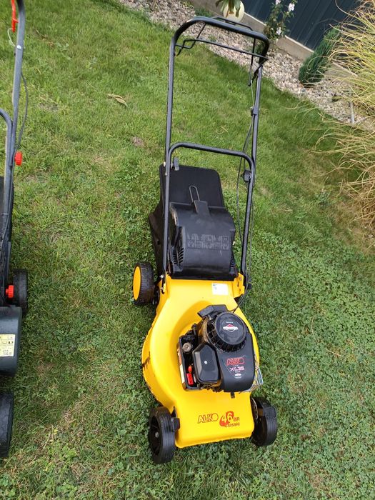 Mașină tuns iarba cu tractiune