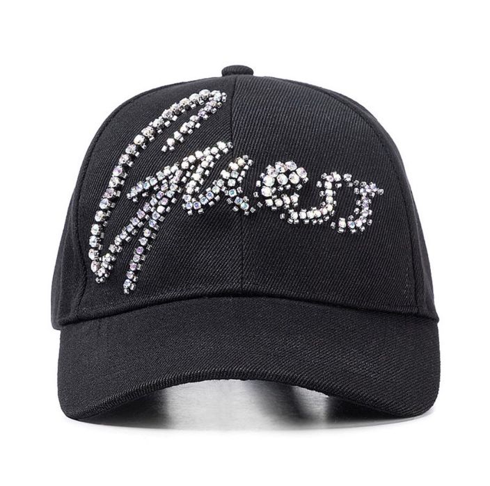 Guess дамска красива шапка с козирка