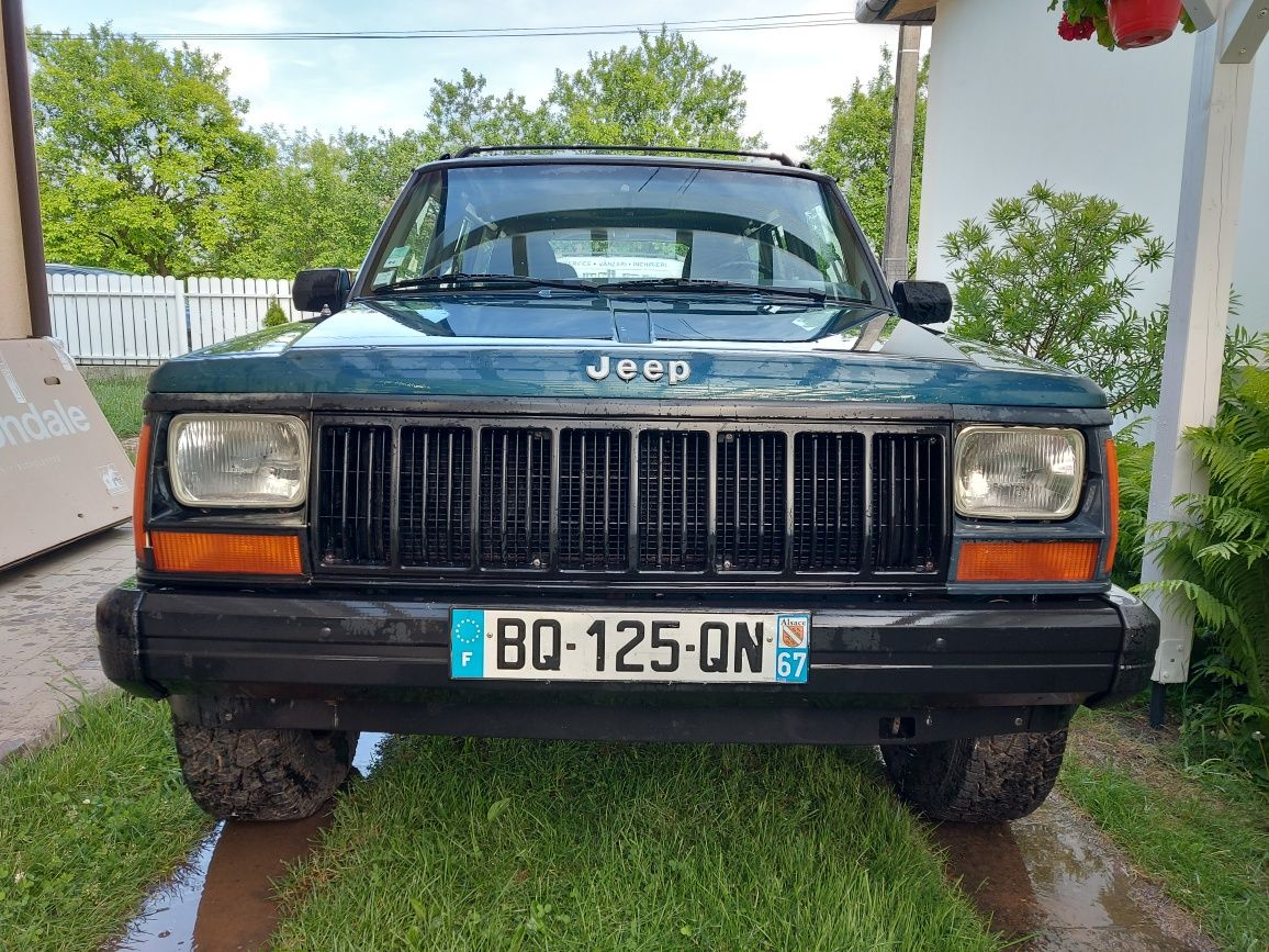 Vând jeep cherokee