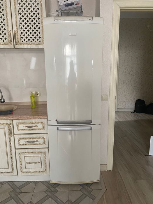 Продам рабочий холодильник Electrolux
