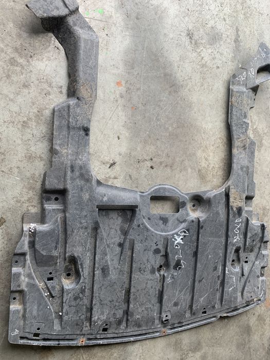 scut motor plastic bmw 320 e90 - motorina 2012