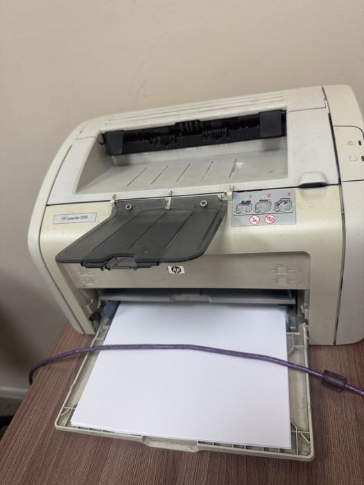 Продам принтер НР лазержет 1018 в отличном состояниә