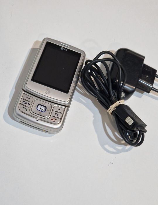 Super telefon Lg cu display dublu și rotativ