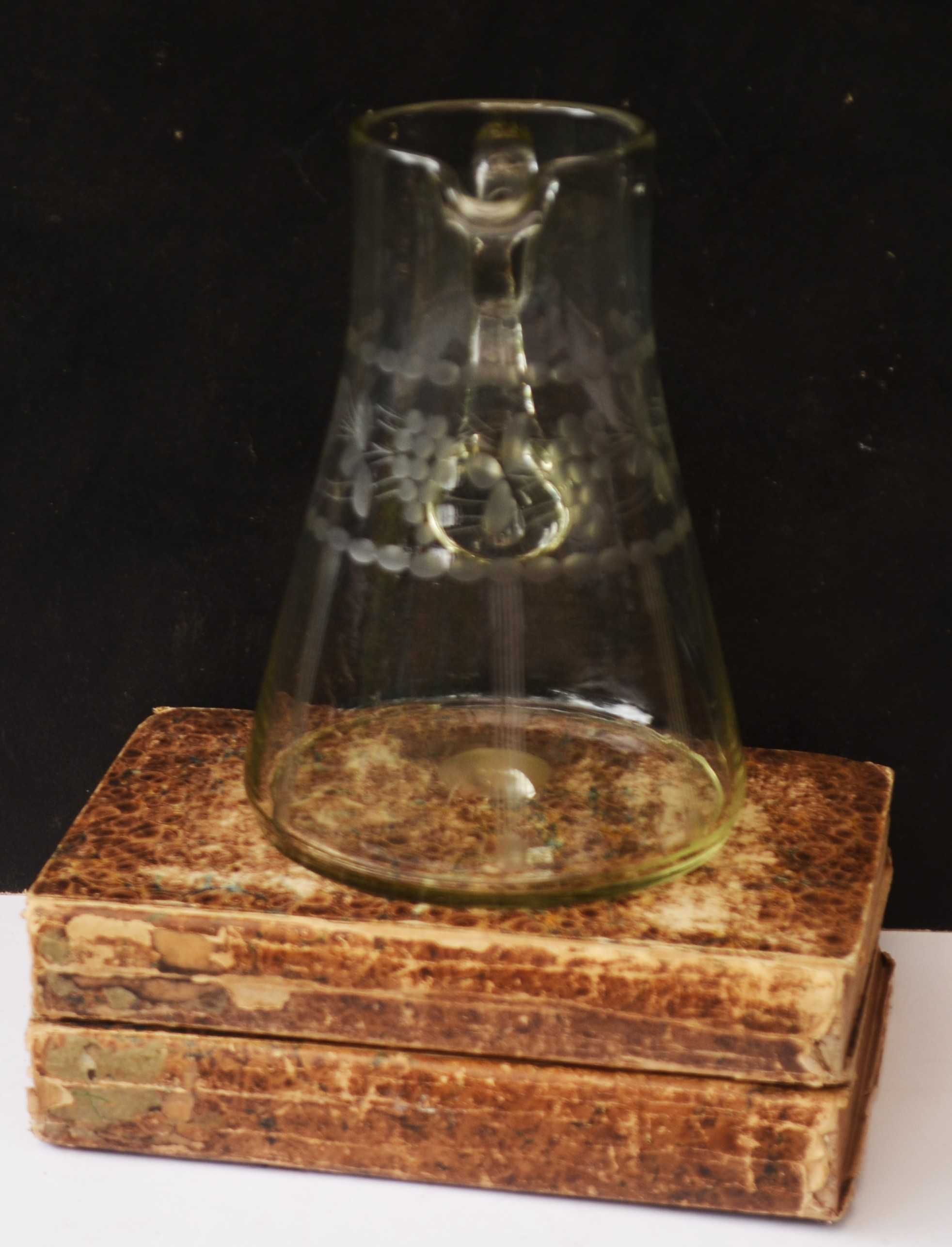Sticla Suflata de epoca Carafa 1L cu motive gravate - struguri