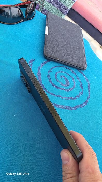 Vand iphone 15 pro max,256gb,varianta rara cu dual sim fizic.