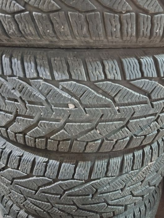 Продавам 4 зимни гуми 205/55/17 на два сезона, без забележки.