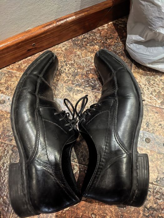 Подарявам черни кожени обувки 40 номер