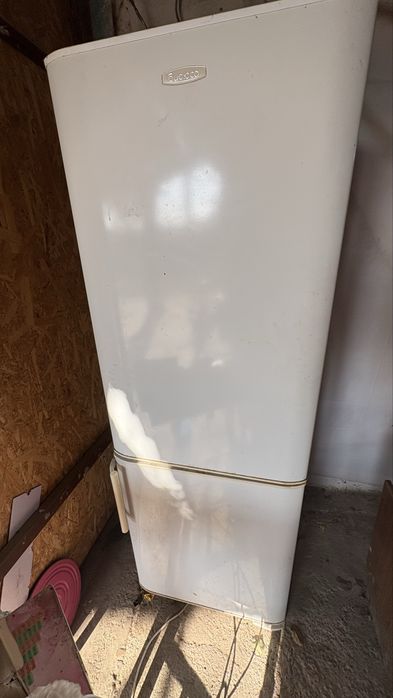 Продается холодильник индезит и стульчеки 16 шт