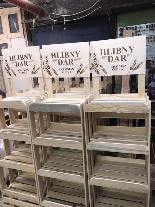 Дървени стелажи за заведения и магазини