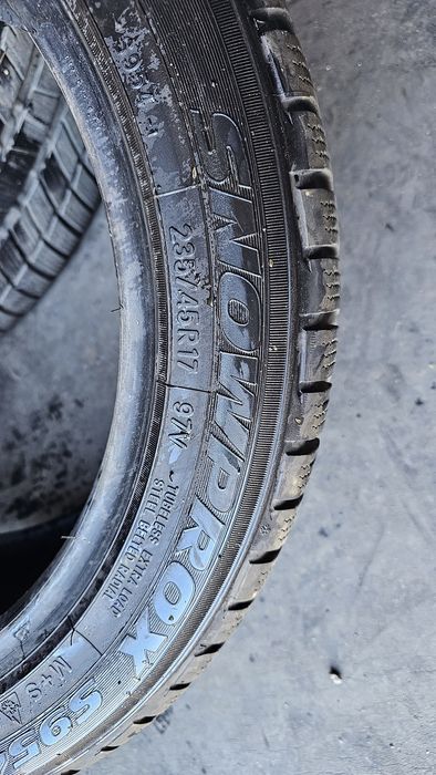 Зимни гуми 2бр.  235/45/17 TOYO