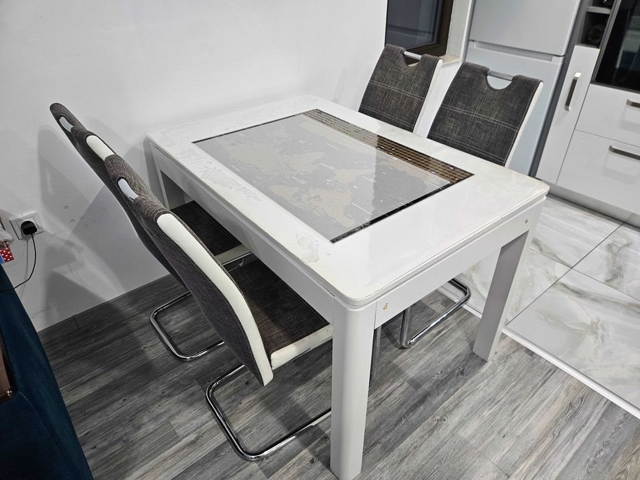 Стилни трапезни столове сиво бели 4 бр. за 80 лв., полукожа