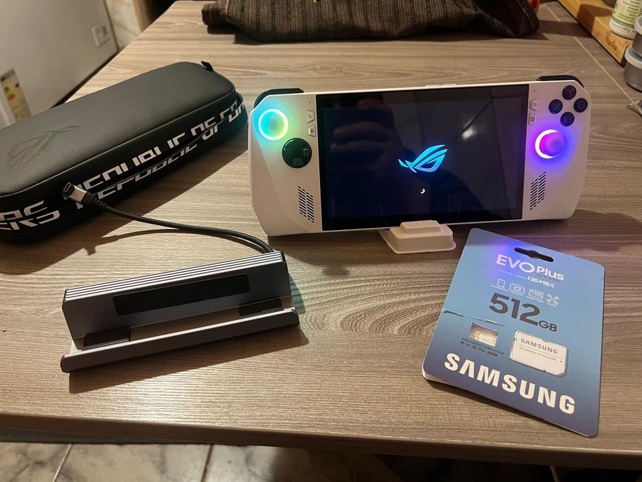 Vând ASUS ROG ALLY varianta Z1 EXTREME că noua