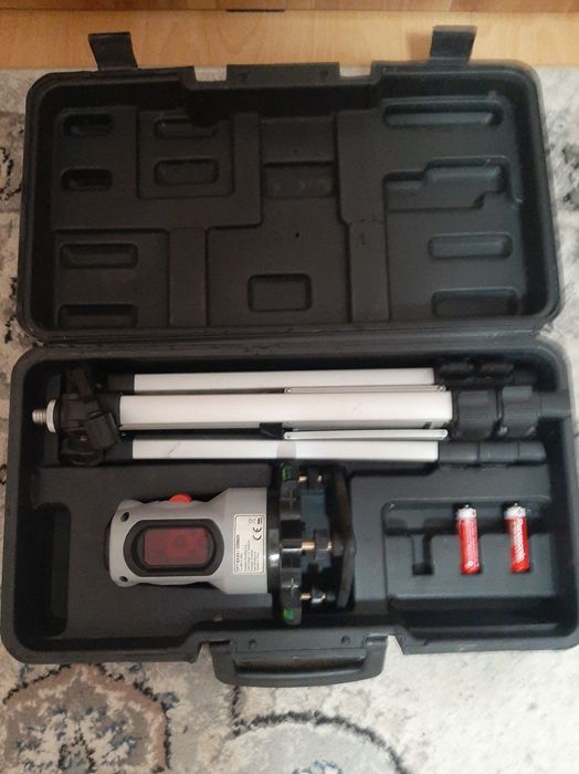 Laser în cruce  cu trepied