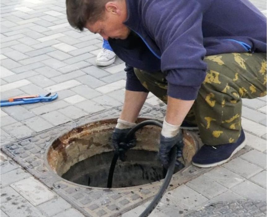 САНТЕХНИК устранение засора. Чистка труб конализации от засора.