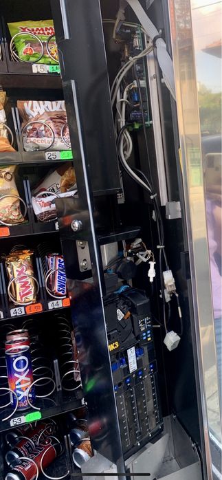 Вендинг автомат за снакс и напитки Zanussi с включени аксесоари