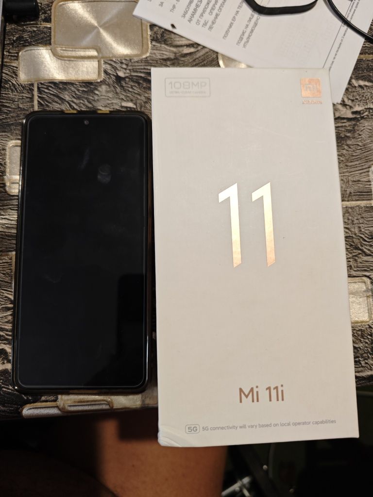 Продавам мобилен телефон Xiaomi mi 11i.