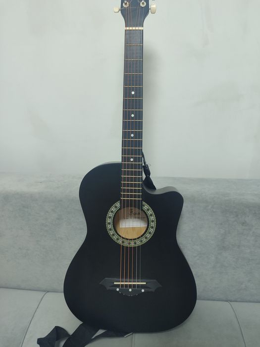 Продается Гитара с чехлом