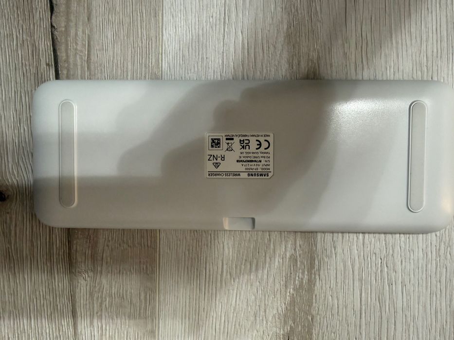 Samsung Galaxy S 24 FE și încărcător  wireless duo Samsung