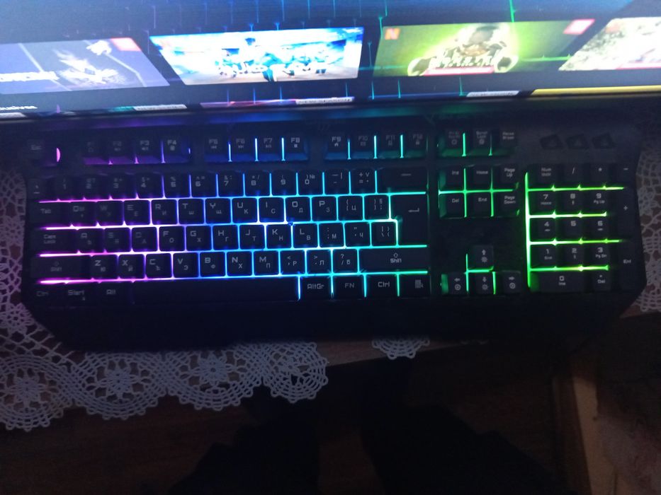 Продавам светеща клавиатура с мишка и слушалки