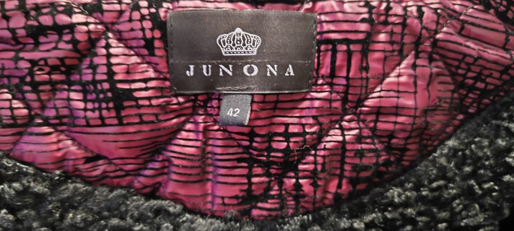 Зимно яке с естествен косъм по качулката.