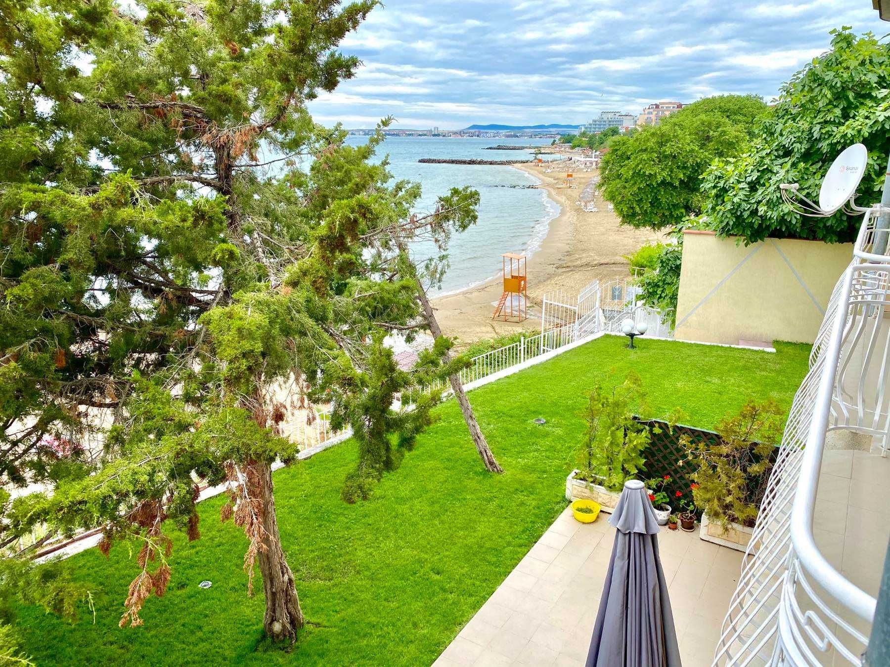 Луксозен двустаен апартамент на първа линия до  плаж с морска панорама