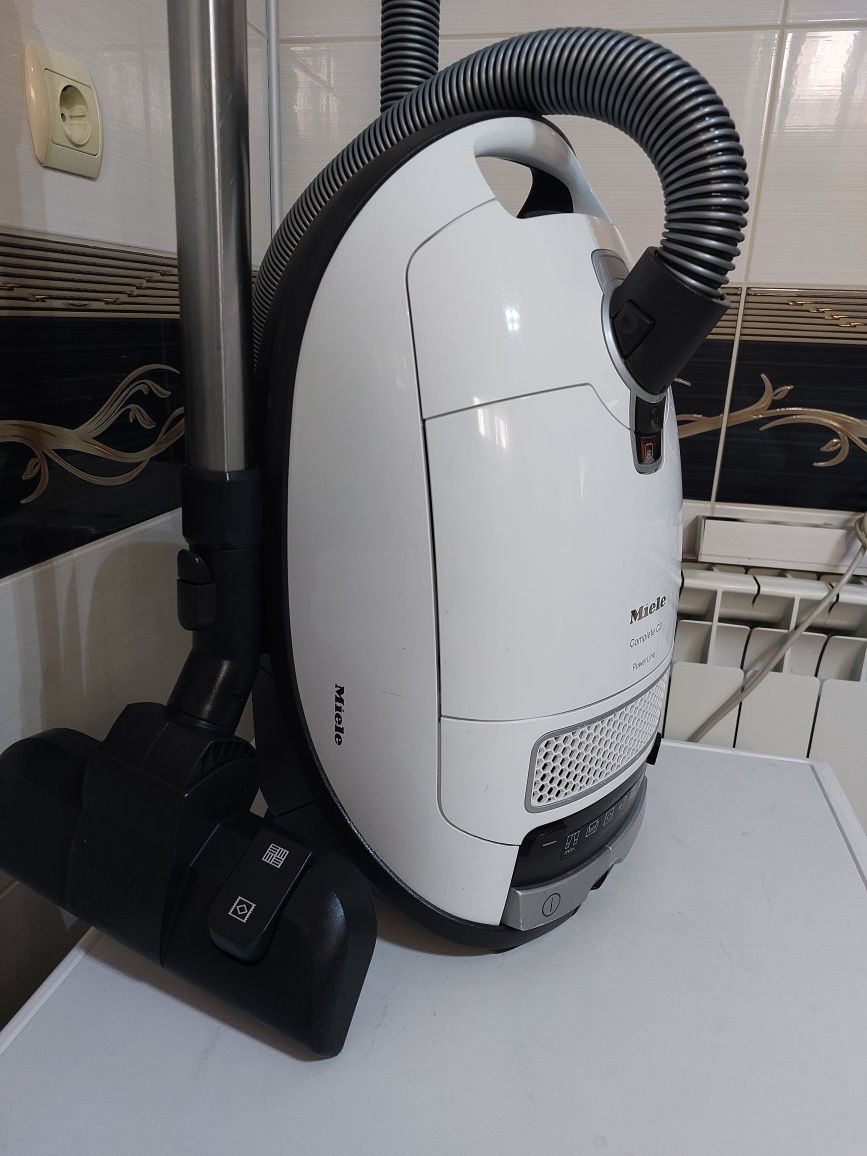 Прахосмукачка Miele Complete C3 Powerline 

Работи перфектно.Супер за