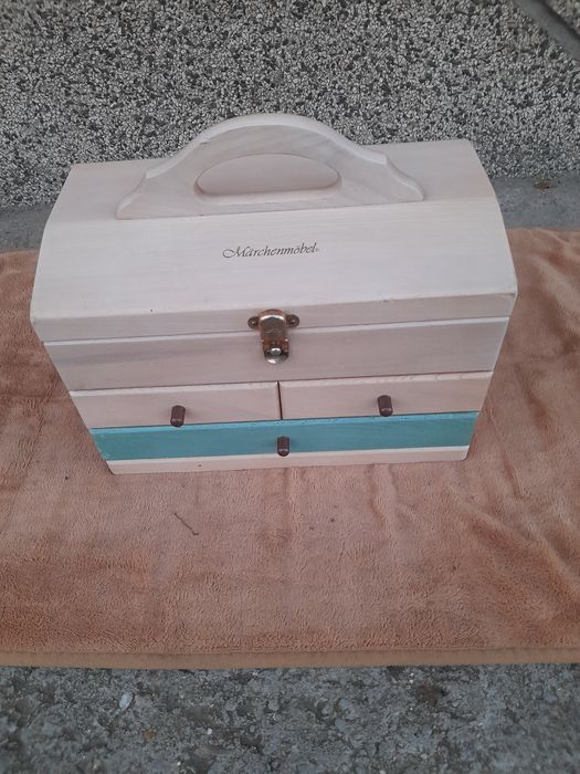 Дървена кутия за бижута