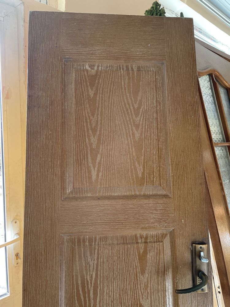Двери межкомнатные деревяннные