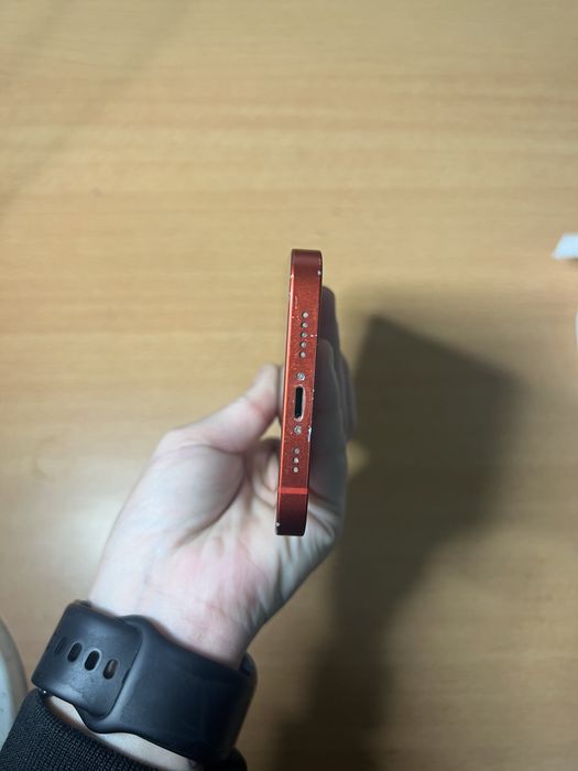 Iphone 12 arată bine telefonul mici urme se vede în poze ..!